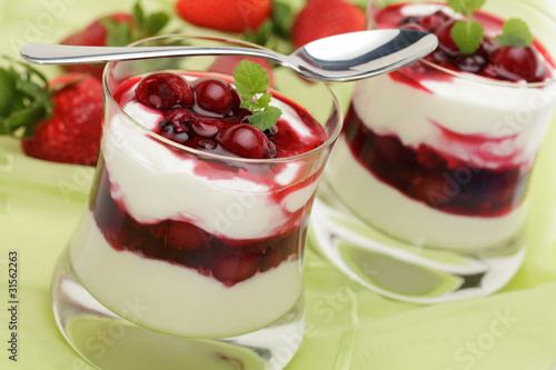 Photo: Quark mit roter Grütze Quark mit roter Grütze