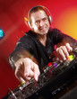 Foto: Disc jokey en acción. Disc jokey en acción.