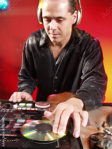 Foto: Disc jokey en acción. Disc jokey en acción.