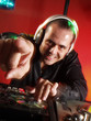 Foto: Disc jokey en acción. Disc jokey en acción.
