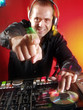 Foto: Disc jokey en acción. Disc jokey en acción.