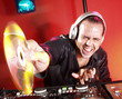 Foto: Disc jokey en acción. Disc jokey en acción.
