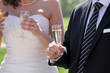 Hochzeitspaar mit Sekt und Imbiss