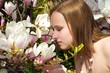 Frau rieht an einer Blüte