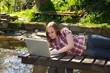 Frau suft im Internet