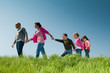 Foto: Family walking outdoors holding hands Family walking outdoors holding hands