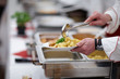 Koch serviert am Buffet