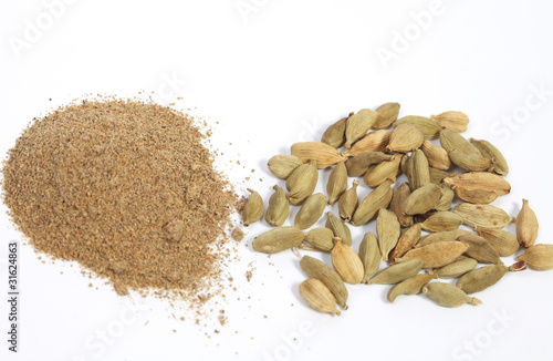 Photo: Cardamom pods and grounded Cardamom pods and grounded
