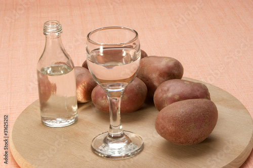 Photo: Kartoffelschnaps in einem Glas und eine kleine Flasche Kartoffelschnaps in einem Glas und eine kleine Flasche