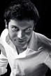 Ragazzo dallo sguardo misterioso in bianco e nero