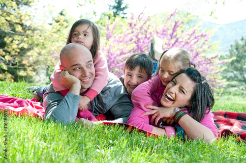 Foto: Happy family smiling and having fun outdoors Happy family smiling and having fun outdoors