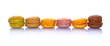 Macarons alignés, fond blanc