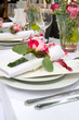 Gedeckte Festtafel mit Rosendekoration