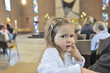 Kleines Mädchen in der Kirche