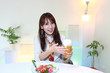 リビングで食事を楽しむ笑顔の女性