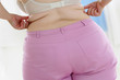 Jeune Femme forte observant ses bourrets