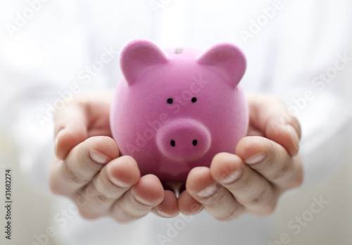 Foto: Man holding piggy bank. Shallow DOF Man holding piggy bank. Shallow DOF