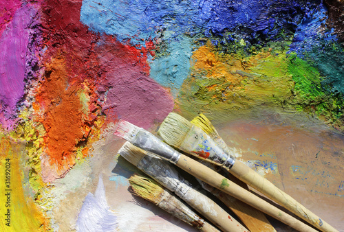 Photo: palette mit pinseln palette mit pinseln