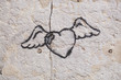 coeur brisé volant dessiné sur un mur