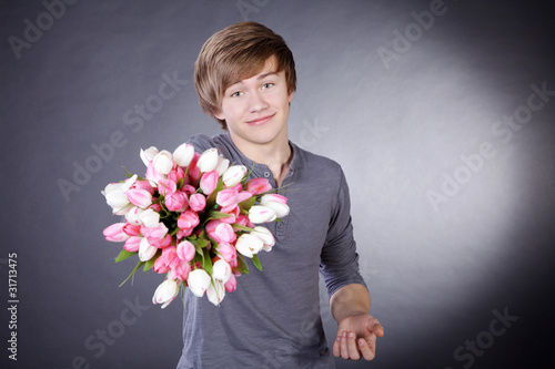Photo: Junger Mann schenkt Blumen Junger Mann schenkt Blumen