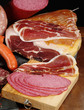 jambon cru et salami sur planche à découper