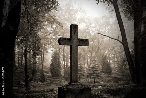 Foto: cross in fog at the cemetary cross in fog at the cemetary
