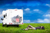 ragazzo con camper in relax sul prato