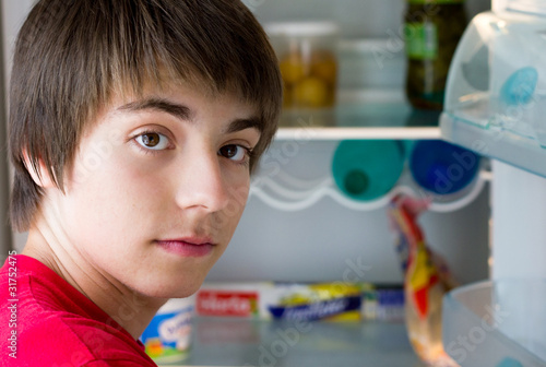 Photo: adolescent ouvrant le réfrigérateur adolescent ouvrant le réfrigérateur