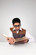 Mann mit dickem Buch