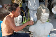 Anfertigen einer buddhistischen Skulptur
