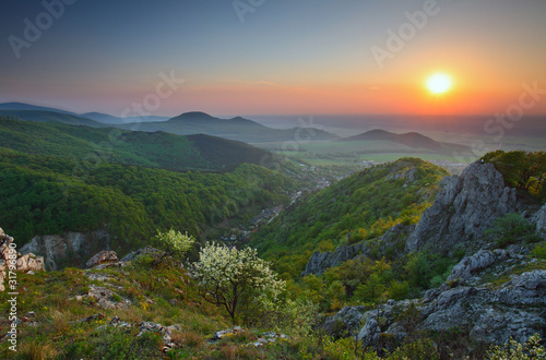 Foto: Sunset in green mountain Sunset in green mountain
