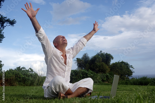 Photo: homme heureux sur son ordinateur 2 homme heureux sur son ordinateur 2