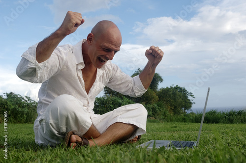 Photo: homme heureux sur son ordinateur 3 homme heureux sur son ordinateur 3