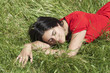 Photo: jeune femme dormant dans environnement jeune femme dormant dans environnement