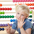 Foto: Cute blond child using an abacus to count Cute blond child using an abacus to count