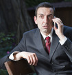 homme d'affaires interloqué au téléphone