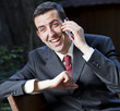 professionnel souriant au téléphone