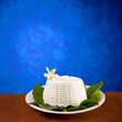 Ricotta su fondo blu