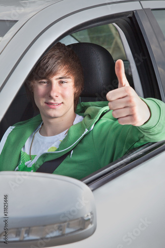 Foto: Junger Mann im Auto 516 Junger Mann im Auto 516