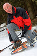Senior beim Schnee Schuh Wandern im Winter