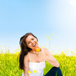 Frau mit Apfel in der Natur