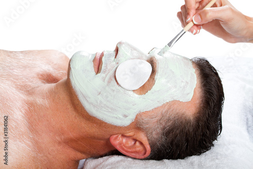Foto: middle age man with facial mask in beauty salon middle age man with facial mask in beauty salon