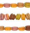 Macarons alignés, fond blanc