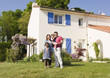 Foto: Famille devant la maison Famille devant la maison