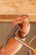 Bauarbeiter oder Heimwerker mit Hammer und Nagel