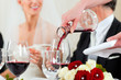 Hochzeitsgesellschaft beim Hochzeitsmahl