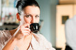 Frau in einem Cafe oder Coffeeshop