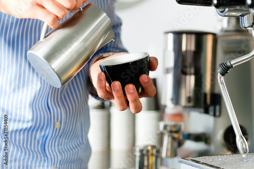 Foto: Barista prepares cappuccino Barista prepares cappuccino