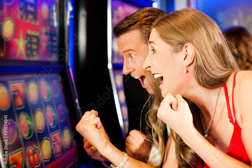 Foto: Paar in Spielcasino Paar in Spielcasino