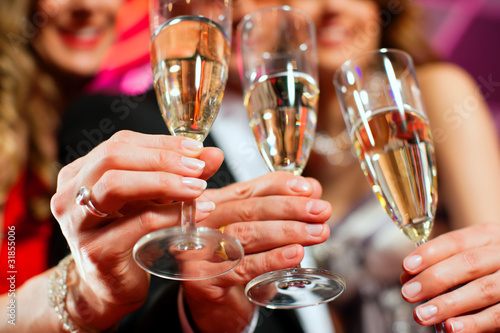 Photo: Leute mit Sekt in einer Bar Leute mit Sekt in einer Bar